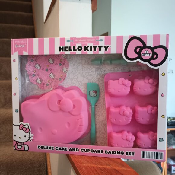 Handstand Kitchen Hello Kitty Deluxe Cake and Cupcake Baking Set (23 Pieces) - Picture 3 of 5
